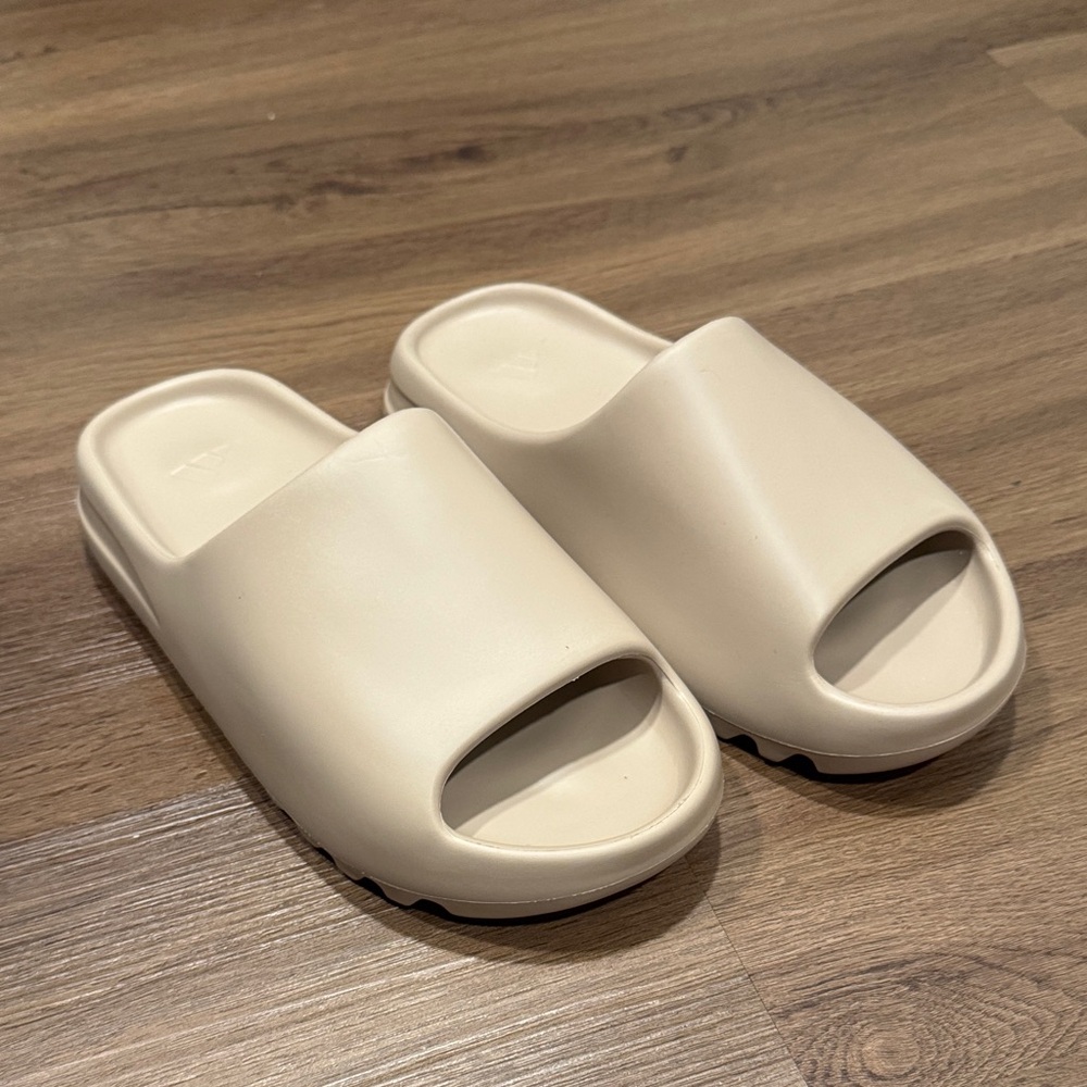 NWT Yeezy Slides in Pure